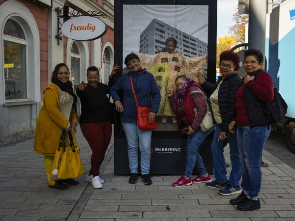 Teilnehmerinnen mit Projektanzeige im öffentlichen Raum