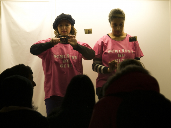 Schaufensteraktion mit Noemi und Marissa